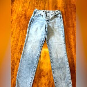 Old navy size 0. Button fly short boyfriend/mom jeans